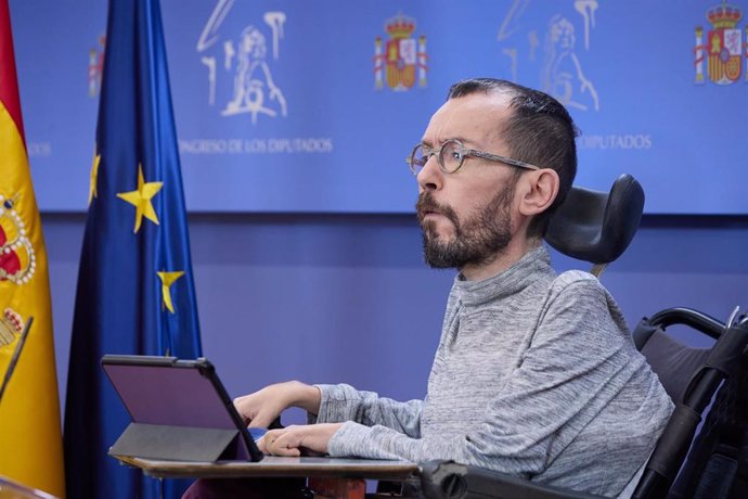 El portavoz de Unidas Podemos en el Congreso de los Diputados, Pablo Echenique, durante una rueda de prensa, en el Congreso de los Diputados, a 9 de diciembre de 2022, en Madrid (España). 