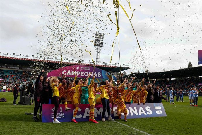 Archivo - Jugadoras del FC Barcelona celebrando el título de la Supercopa