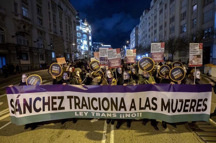 Organizaciones feministas se concentran por la denominada 'ley Trans' en la Plaza de las Cortes, a 16 de diciembre de 2022, en Madrid (Espaa). F