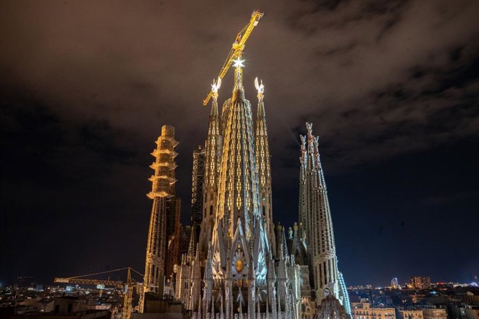 La Sagrada Familia ilumina el buey y el león de las torres de los evangelistas Lucas y Marcos