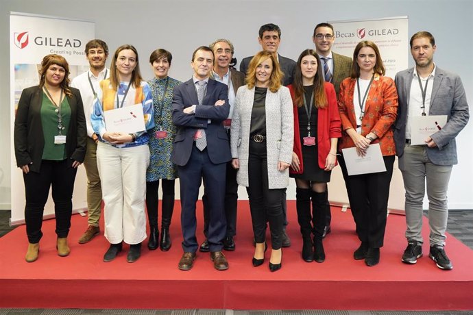 El doctor Julián Olalla, coordinador de la Comisión de Revisión de las Becas PRO, junto con Marisa Álvarez, Medical Director de Gilead España, y los becados de esta edición.