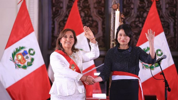 La presidenta de Perú, Dina Boluarte, toma posesión a su ministra de Exteriores, Ana Cecilia Gervasi