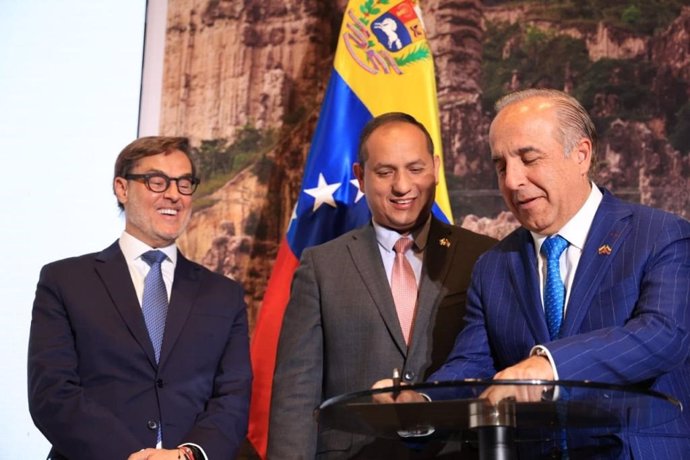 Los ministros de Transportes de Venezuela y Colombian firman el pla bilateral