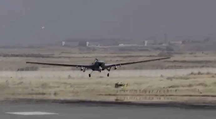 Archivo - Dron del Ejército turco de camino a una misión de bombardeo contra el PKK en el norte de Irak