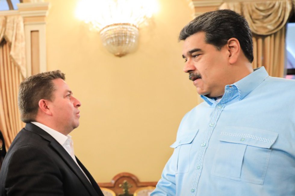El presidente de Venezuela, Nicolás Maduro (d), y el líder del partido opositor Fuerza Vecinal, Gustavo Duque.