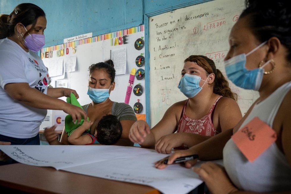 Grupo de mujeres en la comunidad 23 de Septiembre, municipio La Lima, en Cortés
