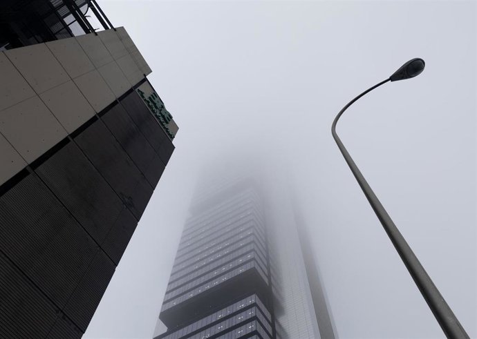 La Torre Cepsa cubierta de niebla, a 7 de diciembre de 2022, en Madrid (España). La previsión de la Agencia Estatal de Meteorología (Aemet) en la Comunidad de Madrid para hoy apunta a que podrán registrarse lluvias débiles y dispersas, sobre todo a últi