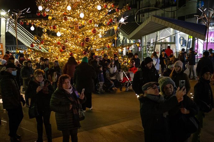 Numerosas personas pasean