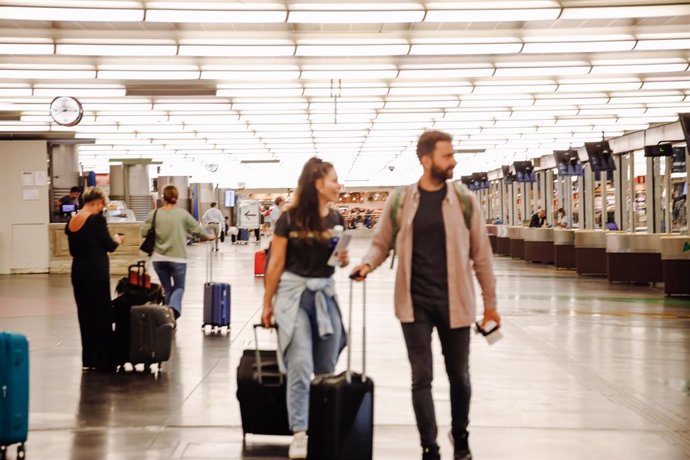 Archivo - Varios pasajeros con maletas en la estación de Atocha, a 15 de septiembre de 2022, en Madrid (España). 