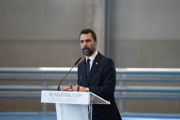 El conseller de Empresa y Trabajo y expresidente del Parlament, Roger Torrent, interviene durante su visita a la planta de la Ideaded en Viladecans, a 15 de diciembre de 2022.