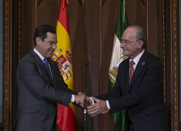 Archivo - El presidente de la Junta de Andalucía, Juanma Moreno (i) y alcalde de Málaga, Francisco de la Torre (d) atienden a los medios tras una reunión en el Palacio de San Telmo en una imagen de archivo