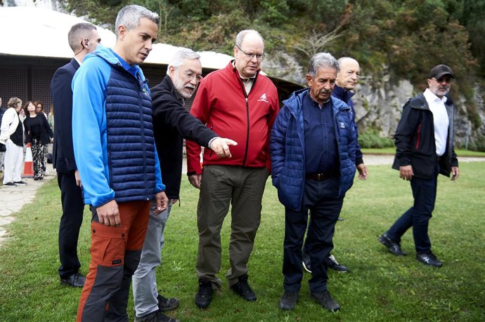 Archivo - El Príncipe de Mónaco, Alberto II, en su visita al futuro Centro de Interpretación del Arte Rupestre en Puente Viesgo