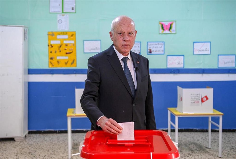 El presidente de Túnez vota en las elecciones legislativas
