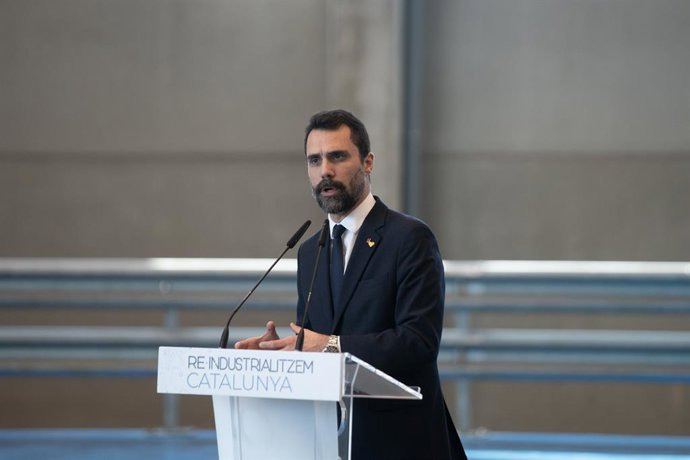 El conseller d'Empresa i Treball i expresident del Parlament, Roger Torrent, intervé durant la seva visita a la planta de la Ideaded a Viladecans, a 15 de desembre del 2022