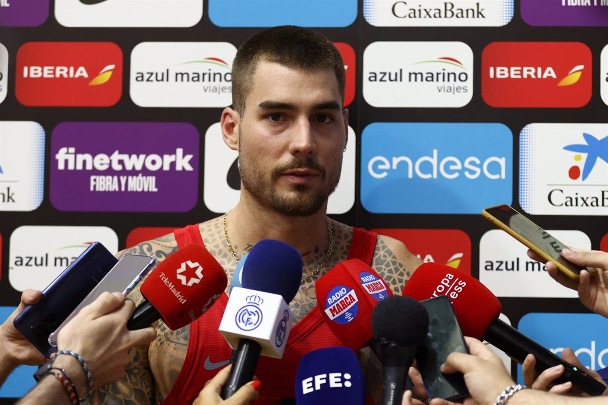 A starter Juancho Hernangómez falls on the buzzer in front of the Nets