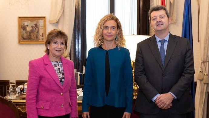 Archivo - La presidenta del Congreso de los Diputados, Meritxell Batet, con la portavoz de JJpD, Ascensión Martín, y el miembro del secretariado, Edmundo Rodríguez