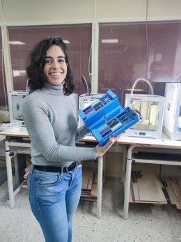 Raquel Cañete, doctoranda de la Universidad de Sevilla, posa con el prototipo de 'KEYme'.