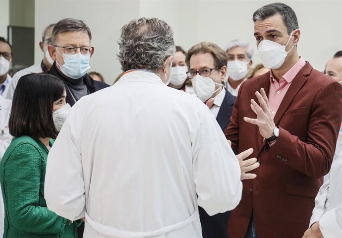 (De Izquierda A Derecha) La Ministra De Sanidad, Carolina Darias, El 'President' De La Generalitat, Ximo Puig, El Conseller De Sanidad Universal, Miguel Mínguez, Y El Presidente Del Gobierno, Pedro Sánchez, Durante Su Visita Al Hospital La Fe De Valncia
