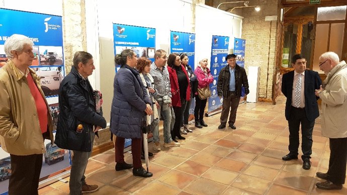 Francisco Reyes visita una exposición sobre los 20 años de ayuda a la población saharaui