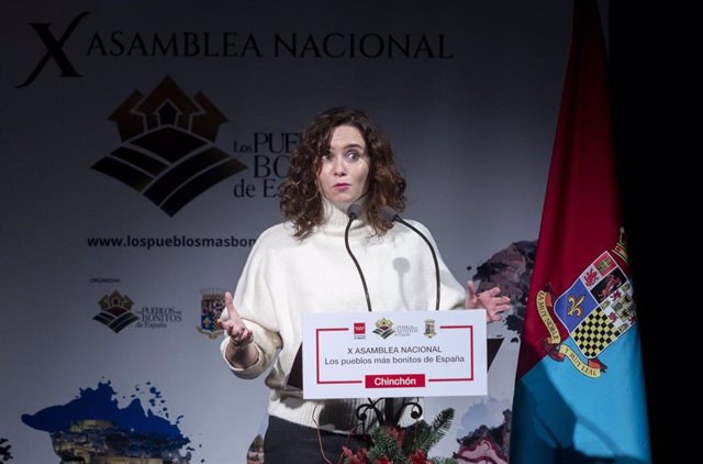 La presidenta de la Comunidad de Madrid, Isabel Díaz Ayuso, interviene en la inauguración de la X Asamblea Nacional de la Asociación los Pueblos más Bonitos de España, en el Teatro Lope de Vega de Chinchón