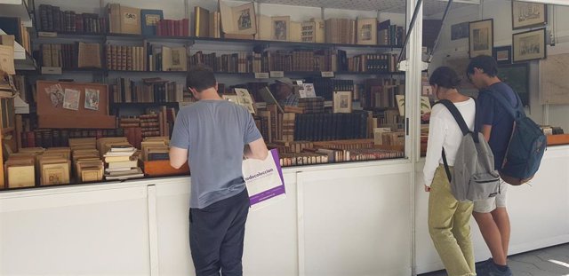 Clientes comprando libros en la  '71ª Feria del Libro de Ocasión, Antiguo y Moderno' de Barcelona