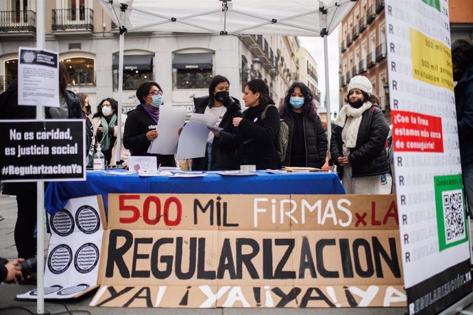 Archivo - Recogida de firmas para exigir la regularización de todas las personas migrantes