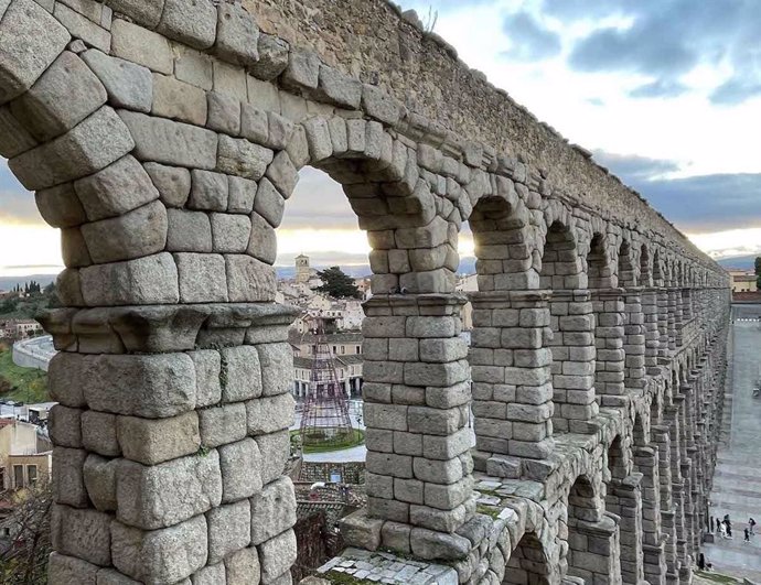 El Ayuntamiento de Segovia adjudica los trabajos de limpieza integral de la vegetación superior del Acueducto