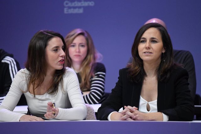 La ministra de Igualdad, Irene Montero (i), y la líder de Podemos y ministra de Derechos Sociales, Ione Belarra (d), en la reunión del Consejo Ciudadano Estatal de Podemos (CCE), en la sede del partido, a 17 de diciembre de 2022, en Madrid (España). 