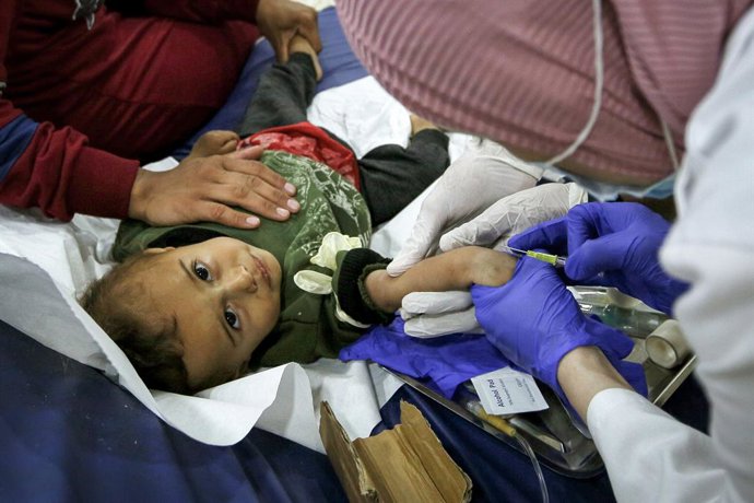 Archivo - FILED - 28 October 2022, Lebanon, Bebnin: A nurse prepares to give serum to a Syrian child, victim of cholera outbreak, at a field hospital in the northern Lebanese village of Bebnin. Syrian refugees in displacement camps are falling victim to