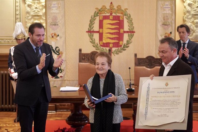Valladolid hace entrega de la Medalla de Oro de la ciudad a José Jiménez Lozano