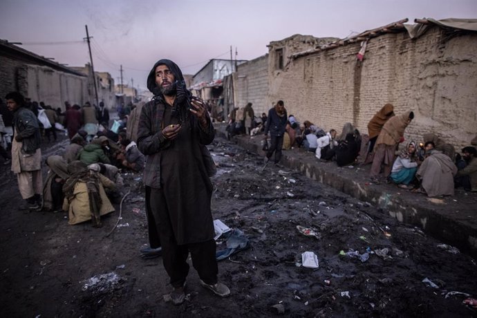 Archivo - 14 November 2022, Afghanistan, Kabul: Afghan men consume drugs on a side street of a market as dusk sets in. Drug addiction has been a long standing problem in Afghanistan, the world's biggest producer of opium and heroin and now a major sourc