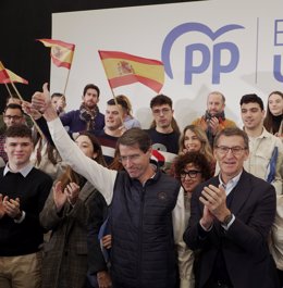 El candidato del PP a la Presidencia de La Rioja, Gonzalo Capellán (c), y el presidente del Partido Popular (PP), Alberto Núñez Feijóo (d), durante la clausura del acto ‘En defensa de un gran país’, a 17 de diciembre de 2022, en Lardero, La Rioja (España)