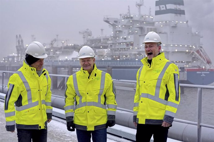 Robert Habeck, Olaf Scholz y Christian Lindner en la planta de regasificación de gas natural de Wilhelmshaven, Alemania