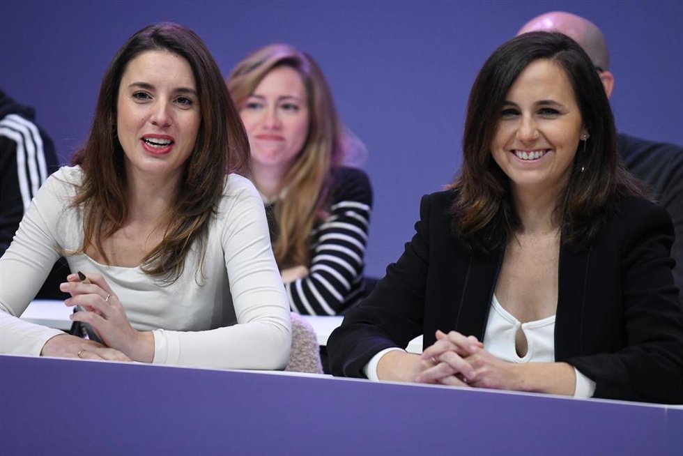 La ministra de Igualdad, Irene Montero (i), y la secretaria general de Podemos, Ione Belarra (d), en la reunión del Consejo Ciudadano Estatal de Podemos (CCE), en la sede del partido, a 17 de diciembre de 2022, en Madrid (España).
