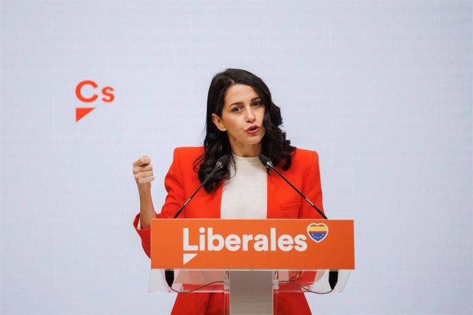 La presidenta nacional de Ciudadanos (Cs), Inés Arrimadas, durante una rueda de prensa, en la sede de su partido.