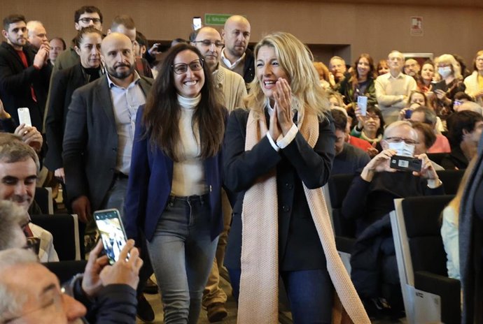 La vicepresidenta segunda, Yolanda Díaz (d), llega junto a la activista, Laura Vergara, a un acto de escucha de la plataforma 'Sumar', en el World Trade Center.