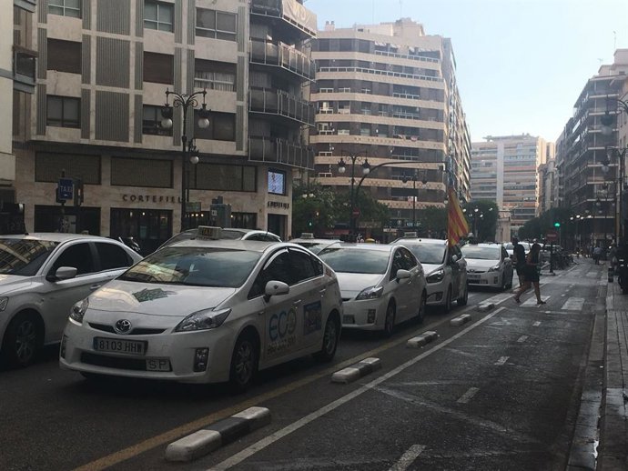 Archivo - Concentración de taxis en Valncia en imagen de archivo