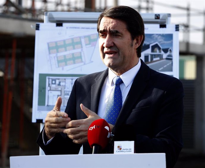 Suárez-Quiñones visita las obras de la construcción de 32 vpo en Posada del Bierzo (León)