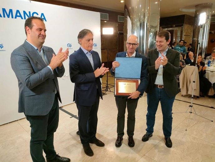 El Presidente Del Ppcyl, Alfonso Fernández Mañueco, Primero Por La Derecha, Entrega Una Placa Al Expresidente Del PP De Salamanca, Javier Iglesias, Segundo, Junto A Los Populares Carlos García Carbayo Y David Mingo, Tercero Y Cuarto Por La Izquierda