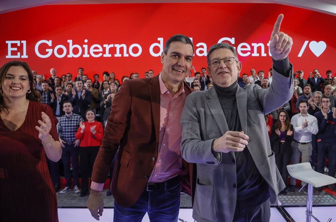 (I-D) La candidata a la alcaldía de Valencia y vicealcaldesa de Valencia, Sandra Gómez, el presidente del Gobierno de España y secretario general del PSOE, Pedro Sánchez, y el presidente de la Generalitat Valenciana, Ximo Puig, en el acto de presentació