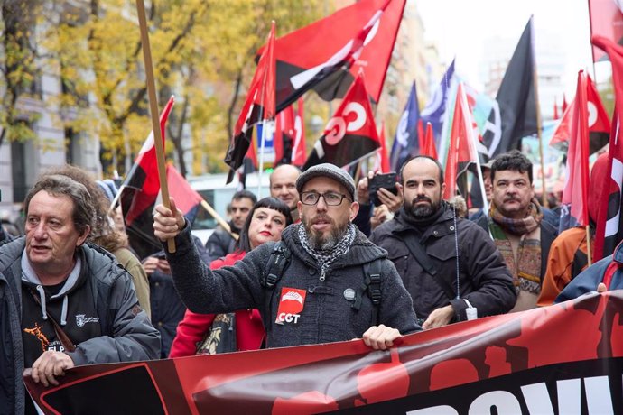 Un grupo de personas con banderas de la CGT en la manifestación convocada por seis Federaciones de Industrias de CGT, a 17 de diciembre, en Madrid (España). 