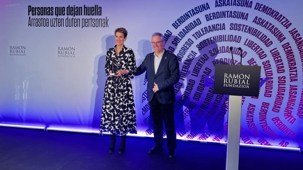 María Chivite recibe el premio Ramón Rubial