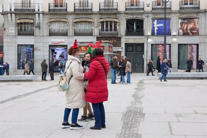 Varias personas en la remodelada y peatonalizada Puerta del Sol, a 4 de diciembre de 2022, en Madrid (España). Con motivo del puente de la Constitución la Puerta del Sol ha quedado despejada y accesible para facilitar la movilidad en la zona durante est
