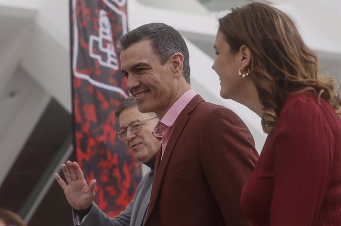 (I-D) El presidente de la Generalitat Valenciana, Ximo Puig, el presidente del Gobierno de España y secretario general del PSOE, Pedro Sánchez