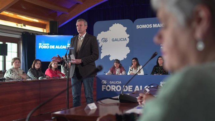 El presidente de la Xunta, Alfonso Rueda, interviene en el 'Foro Alcaldesas' del Partido Popular (PP), en el Pazo de Mos, a 17 de diciembre de 2022, en Mos, Pontevedra, Galicia (España). En este foro los alcaldes gallegos del PP se reúnen para debatir y