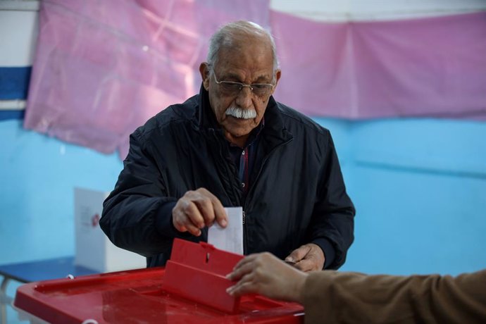 17 December 2022, Tunisia, Tunis: A Tunisian man casts his vote inside a ballots box at a polling station during the 2022 Tunisian parliamentary election. Photo: Khaled Nasraoui/dpa