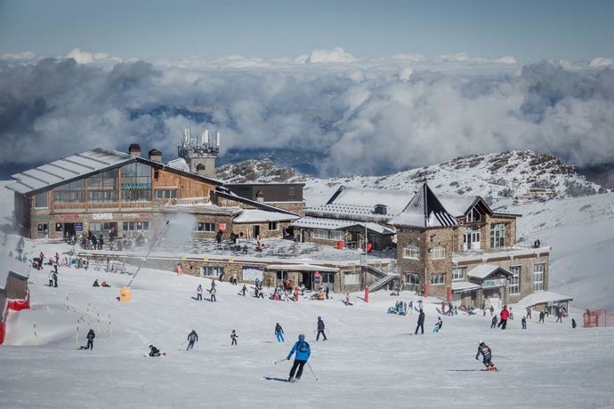 Sierra Nevada abre este domingo la zona de Veleta y alcanza los 20 kilómetros esquiables