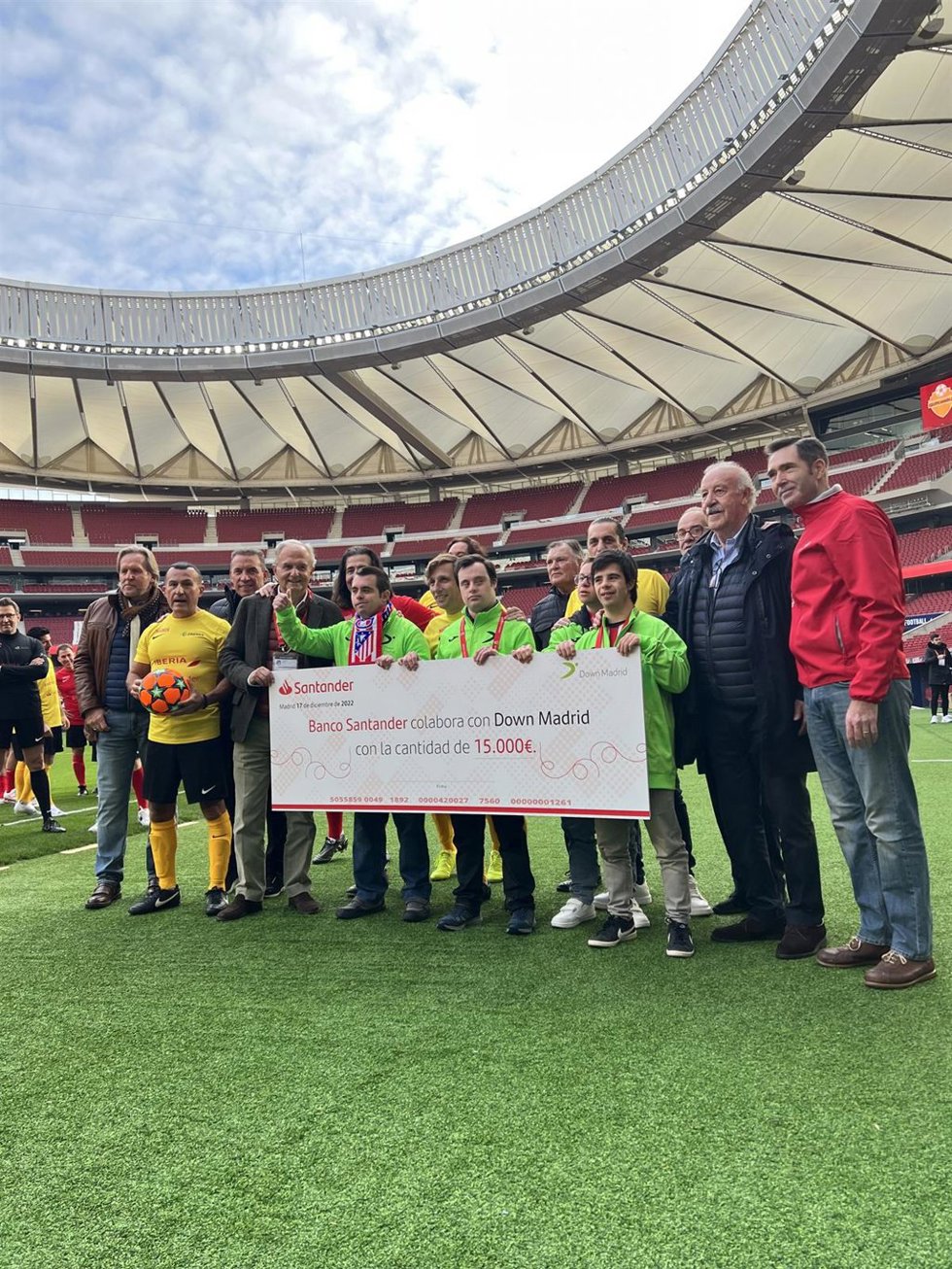 Banco Santander se une al Partido Solidario 'Artistas vs. Famosos' en favor de Down Madrid en el Metropolitano