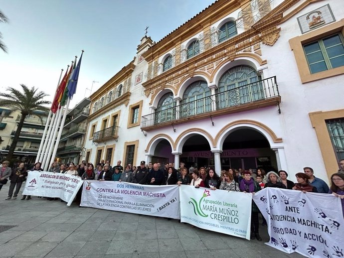 La ciudad de Dos Hermanas (Sevilla) se ha concentrado este sábado con un minuto de silencio ante las puertas del Ayuntamiento como para condenar la muerte de una mujer de 31 años apuñalada por su expareja en Montequinto.