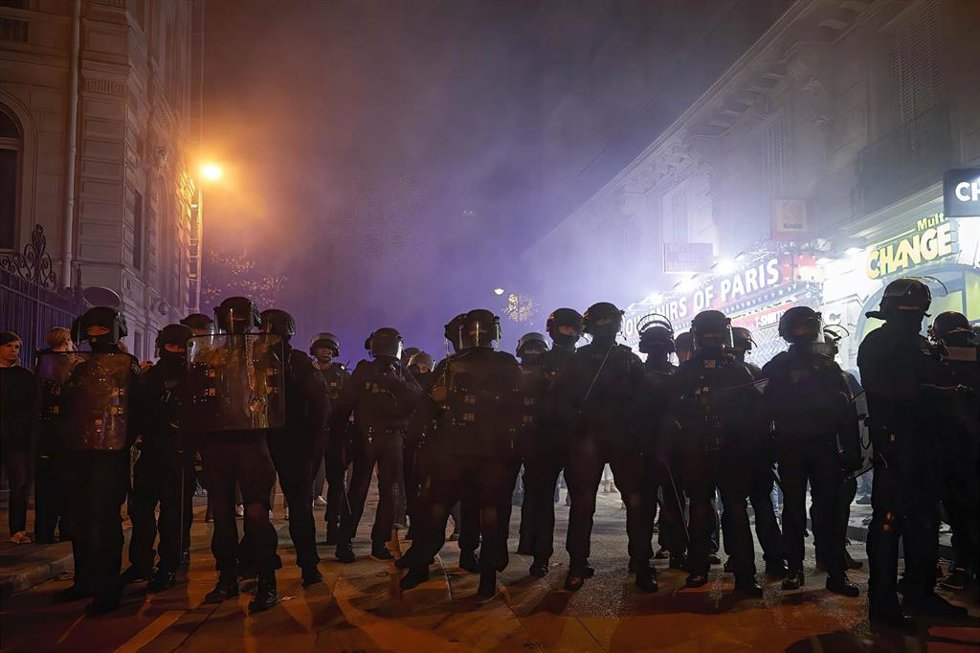 Policías antidisturbios desplegados en París tras el partido Marruecos-Francia del Mundial de fútbol